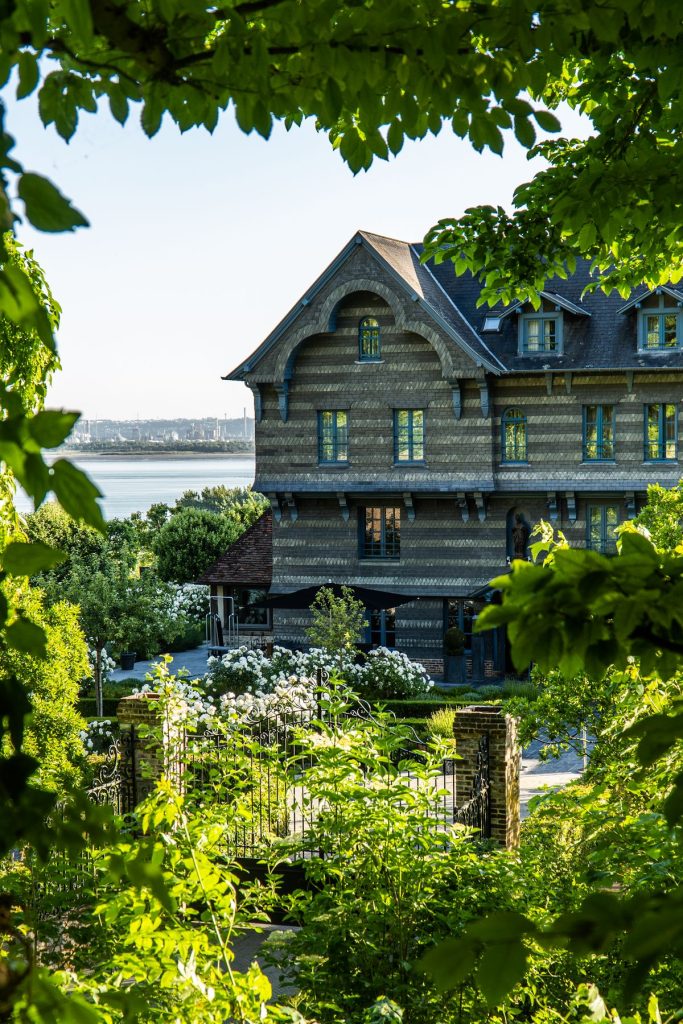 vista della casa storica della fattoria Saint Simeon - bar di honfleur