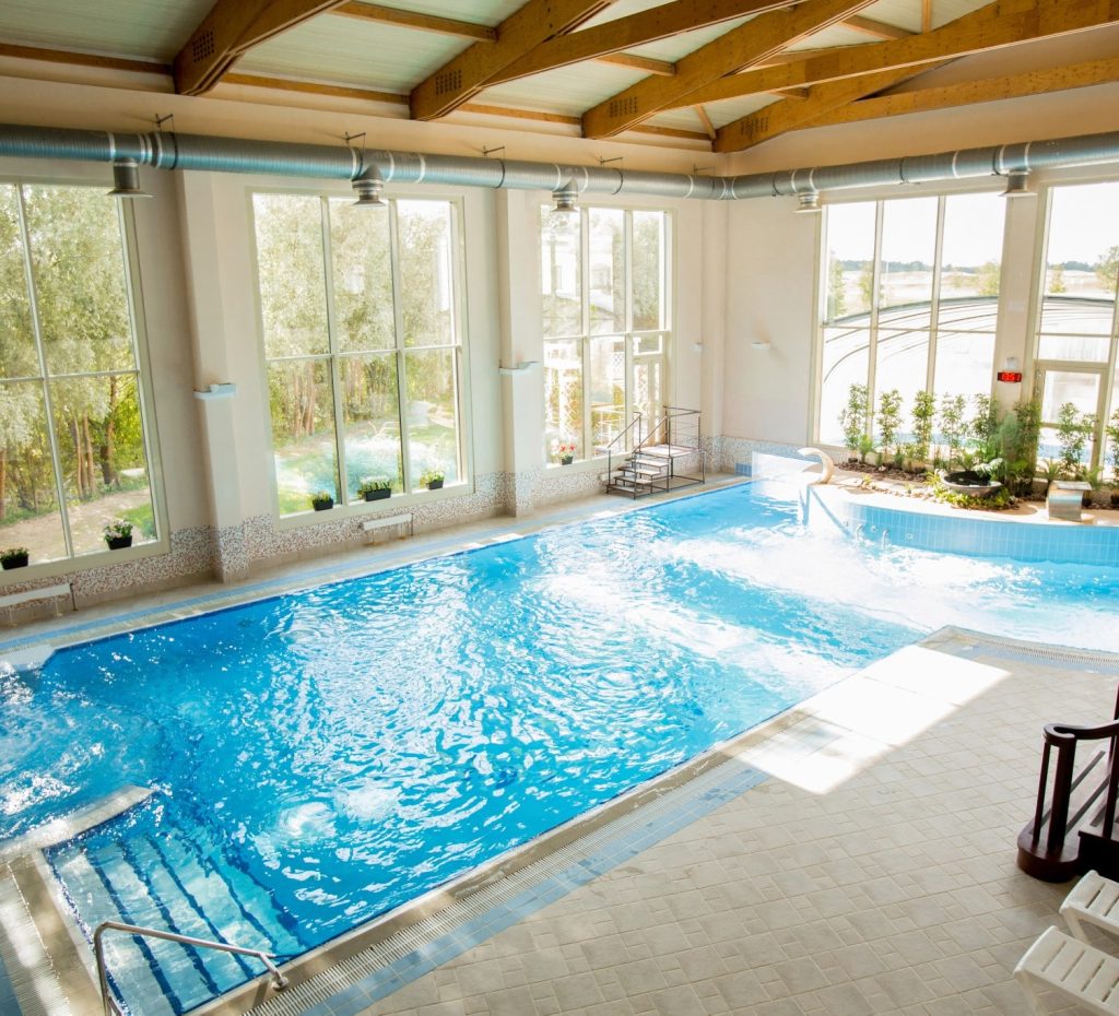 Piscine swimming pool in hotel 2023 11 27 05 01 01 utc min