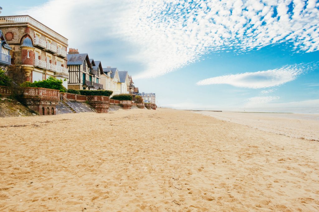 Vista para oeste ao longo da praia de Houlgate, na costa da Normandia - hotel 5 etoiles cabourg