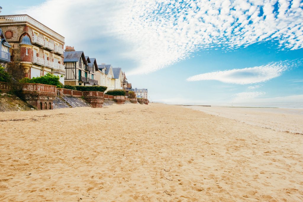 vue vers l'ouest le long de la plage de Houlgate sur la côte Normande - hotel 5 etoiles cabourg