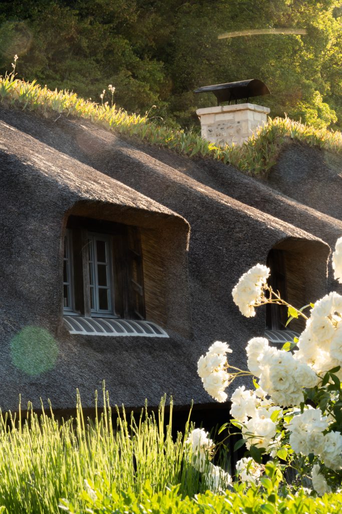 vista esterna del ristorante La Boucane con fiori bianchi - la ferme saint siméon