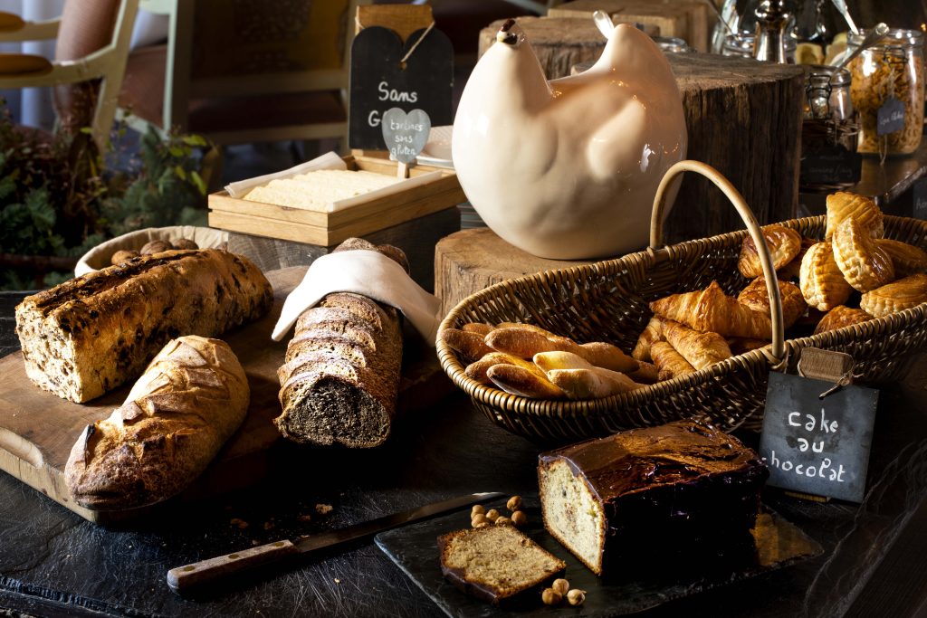 buffet petit déjeuner avec pains et cakes - petit dejeuner honfleur