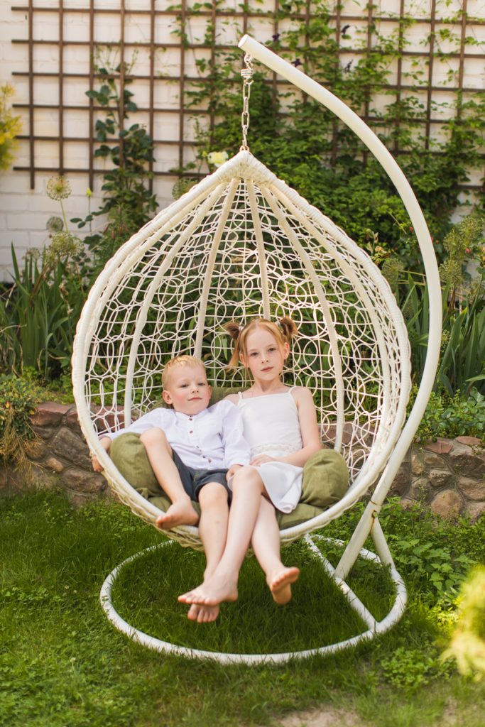 garçon et fille blonds sur une chaise longue en osier - hôtel honfleur