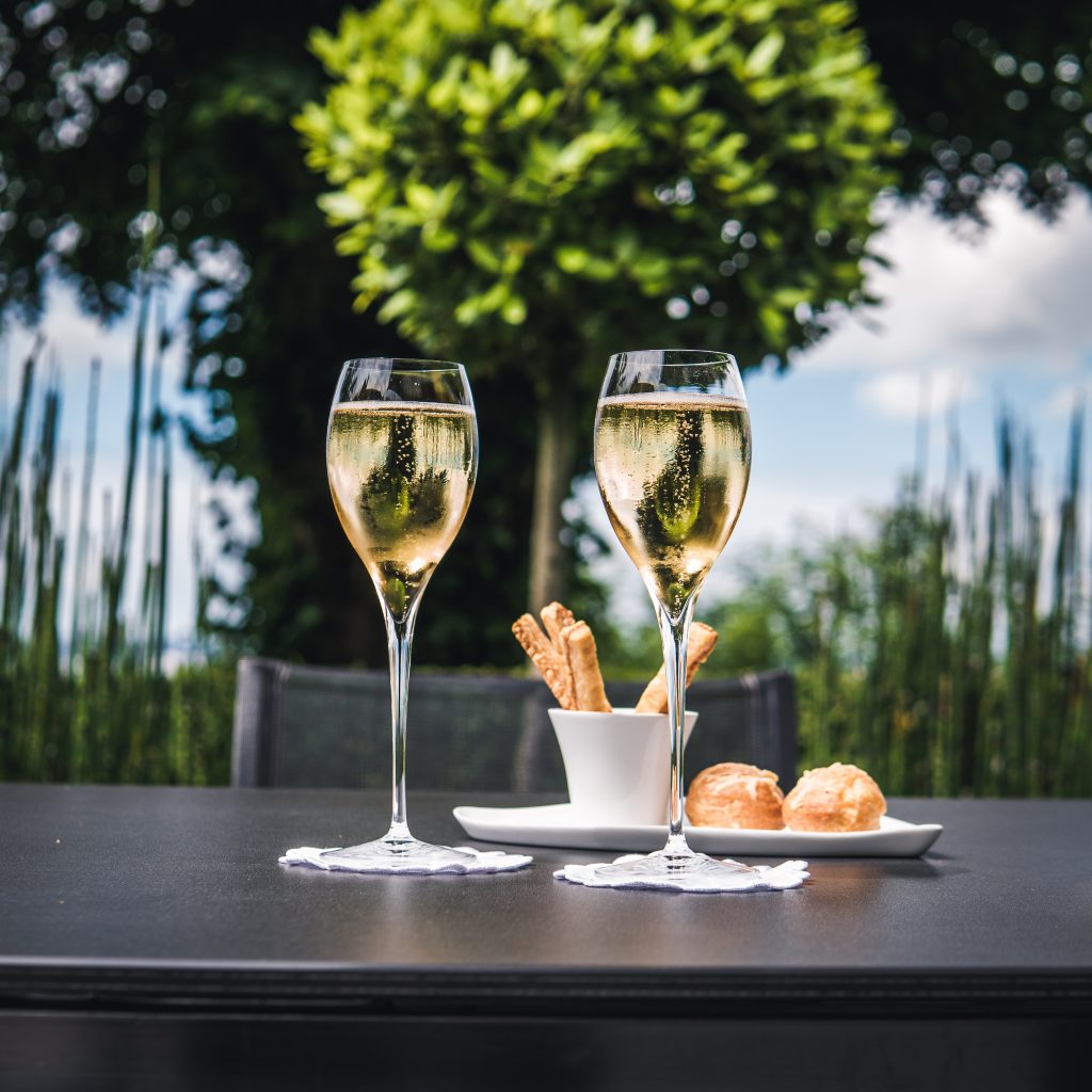 coupes de champagne sur la terrasse - bar honfleur